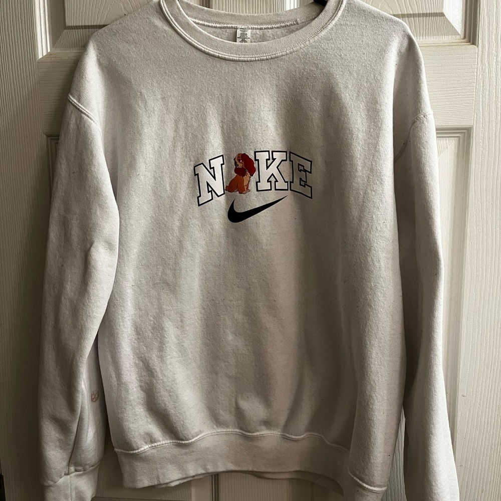 NIKE~WHITE GRAPHIC SWEATSHIRT~M